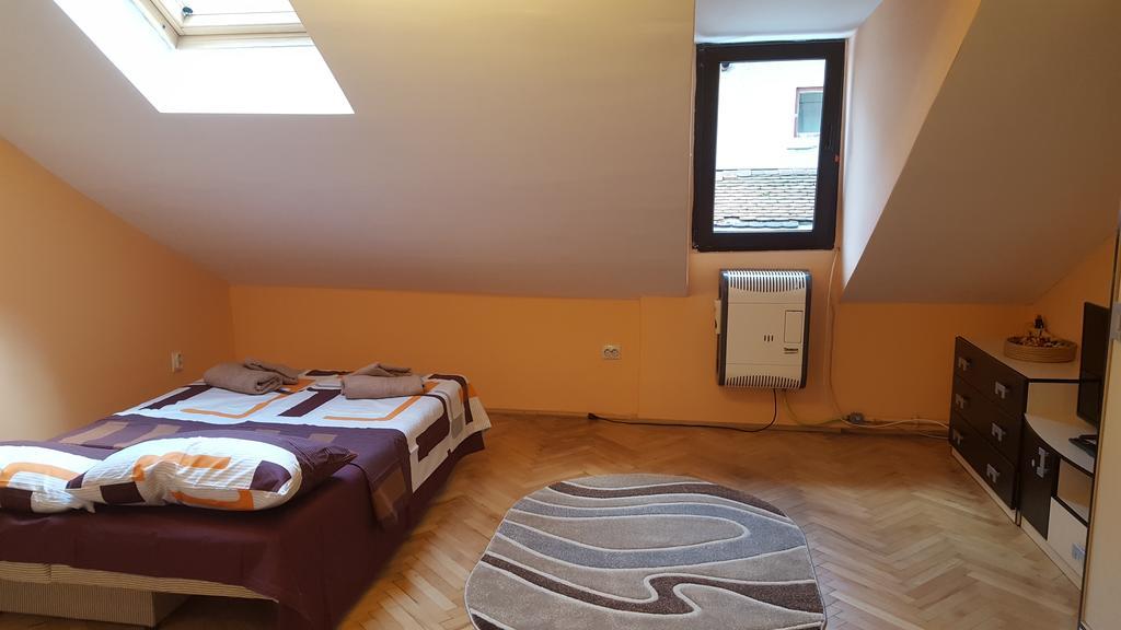Studio Piata Sfatului - Brasov Luaran gambar