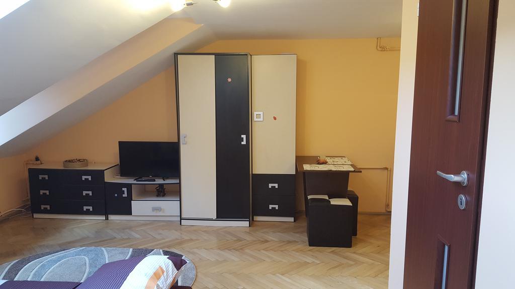 Studio Piata Sfatului - Brasov Luaran gambar