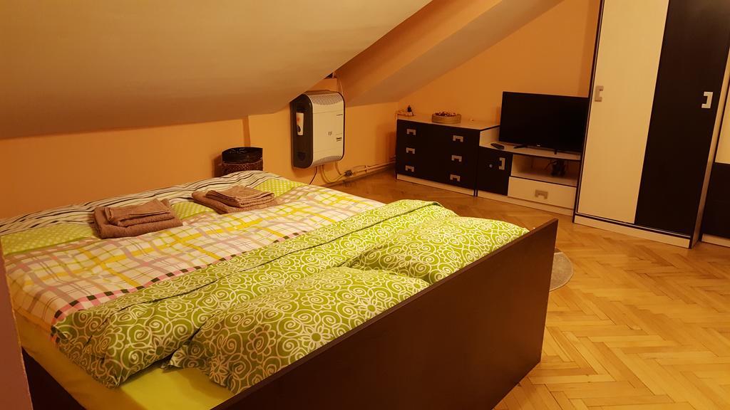 Studio Piata Sfatului - Brasov Luaran gambar